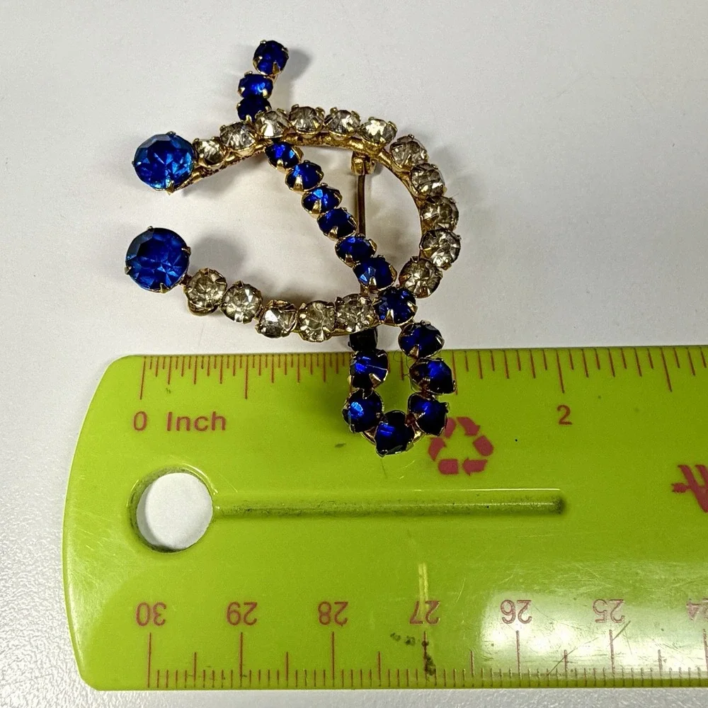 VTG MCM Horseshoe Ribbon Brooch Sapphire Blue Clear Rhinestone Gold Tone 2.25